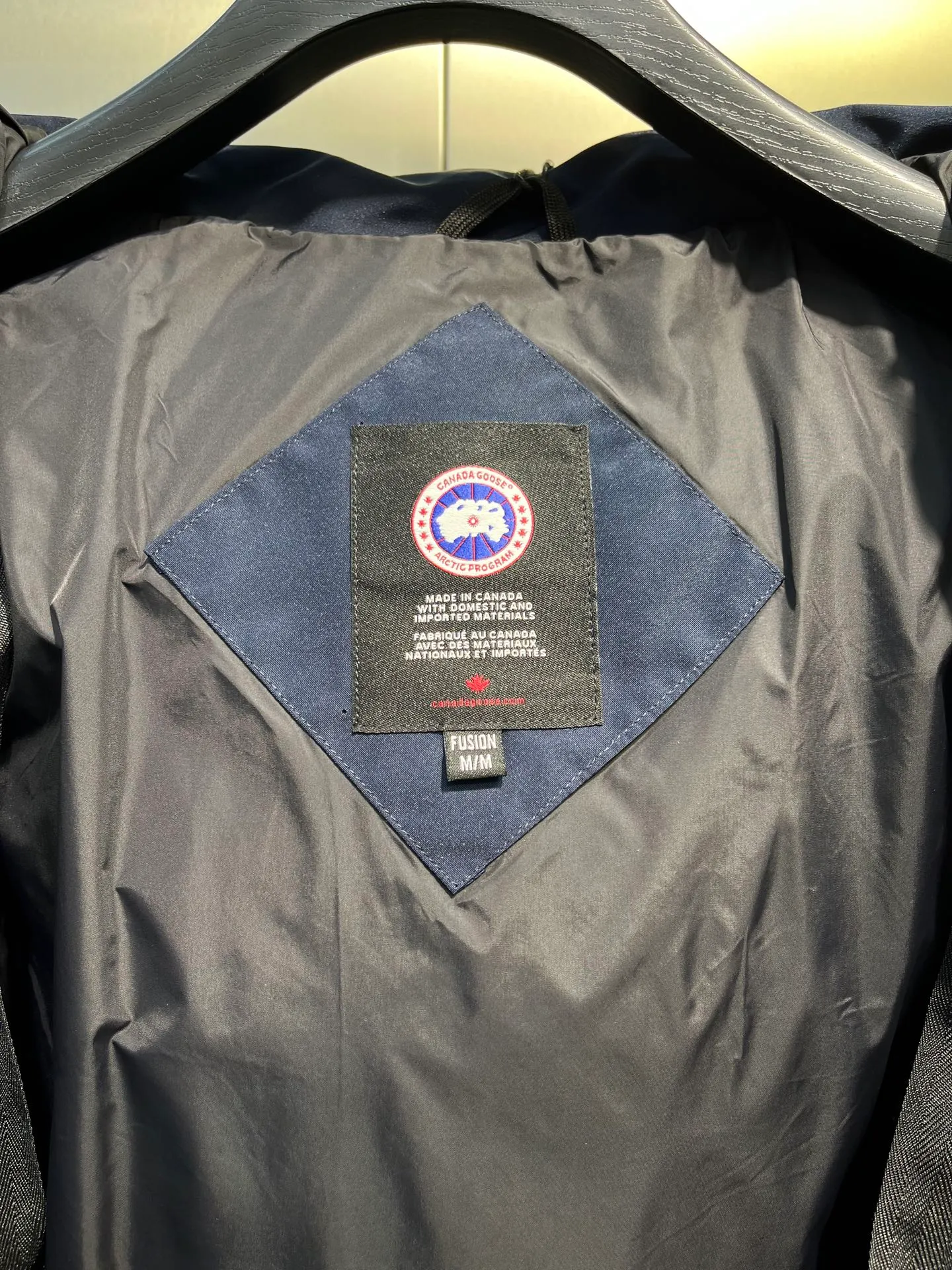 P860 CANADA GOOSE parka 22 styles ➖ Genuine synchronous anti-counterfeiting chip sensor! ➖ Imported 21-count polyester-cotton blended original fabric [last year’s 16-count/18-count hard fabrics have been completely eliminated, this year all use 21-count genuine synchronous fabrics, the soft mid-strap feels delicate and textured], genuine synchronous Feather-Light 10D waterproof coating fabric, made of 84.5 polyester fiber and 15.5 cotton, 100% the best feel in the entire network! ➖ The genuine official website is synchronized with the national standard 80 white duck down, you can check the official website customer service, there will never be a series of misleading claims such as 90 down or goose down! ��� Using the best nylon lining with double double-layer sealing design, velvet-proof No. 7 needle + grid-filled down ready-made garments, there is 100% no so-called velvet running! ➖ The cuffs are designed with thickened seamless threads, and the collar and pockets are lined with top-quality polar fleece to keep you warm and comfortable! ➖ Yoshida YKK provides original custom-made electroplated sliders. YKK two-way lockable zippers are tight and smooth and will not peel off paint! ➖ 3M composite guarantees that the Velcro is the same as the original, durable, and all accessories and hardware are custom-made! ➖ Imported BEHRINGER embroidery machine to customize the 10,000-needle embroidery logo, 98% of which can be reproduced to restore the original logo. You can check and compare on the official website! ➖ The fur collars are all made of large pieces of Western Canadian blue wolf hide, ensuring that each fur collar is 13-15cm wide! size：xs-xl